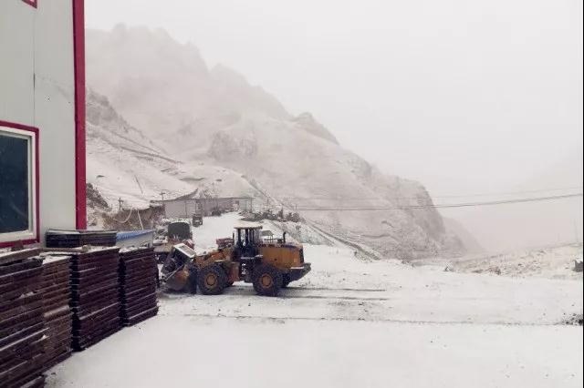 人間四月芳菲盡，山中春雪還復(fù)來(lái)