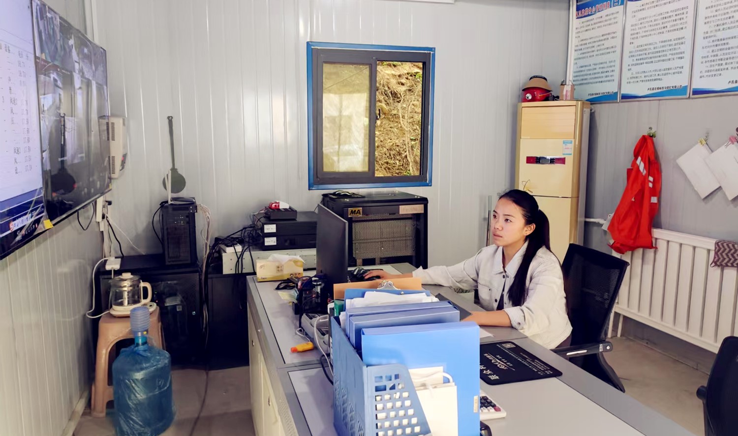 堅(jiān)守安全防線(xiàn)，綻放巾幗風(fēng)采｜記西溝鐵礦安全監(jiān)控員黃春玲